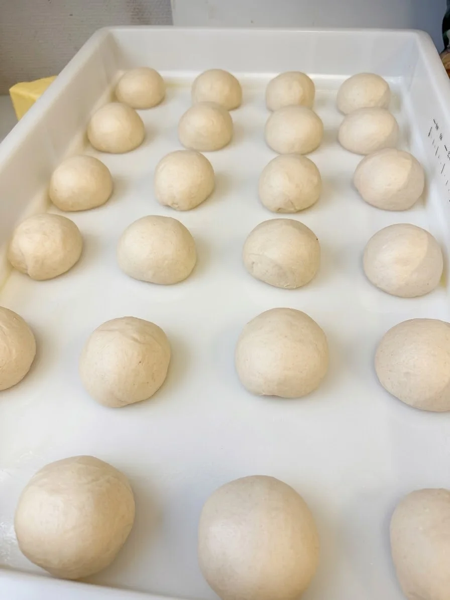 Pizzataikinaa venytetään — Stretching sourdough pizza dough