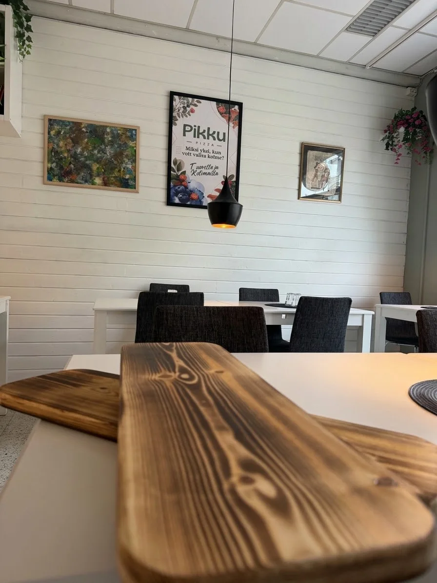 Pikku Pizzan sali — puulaudat ja Pikku-juliste