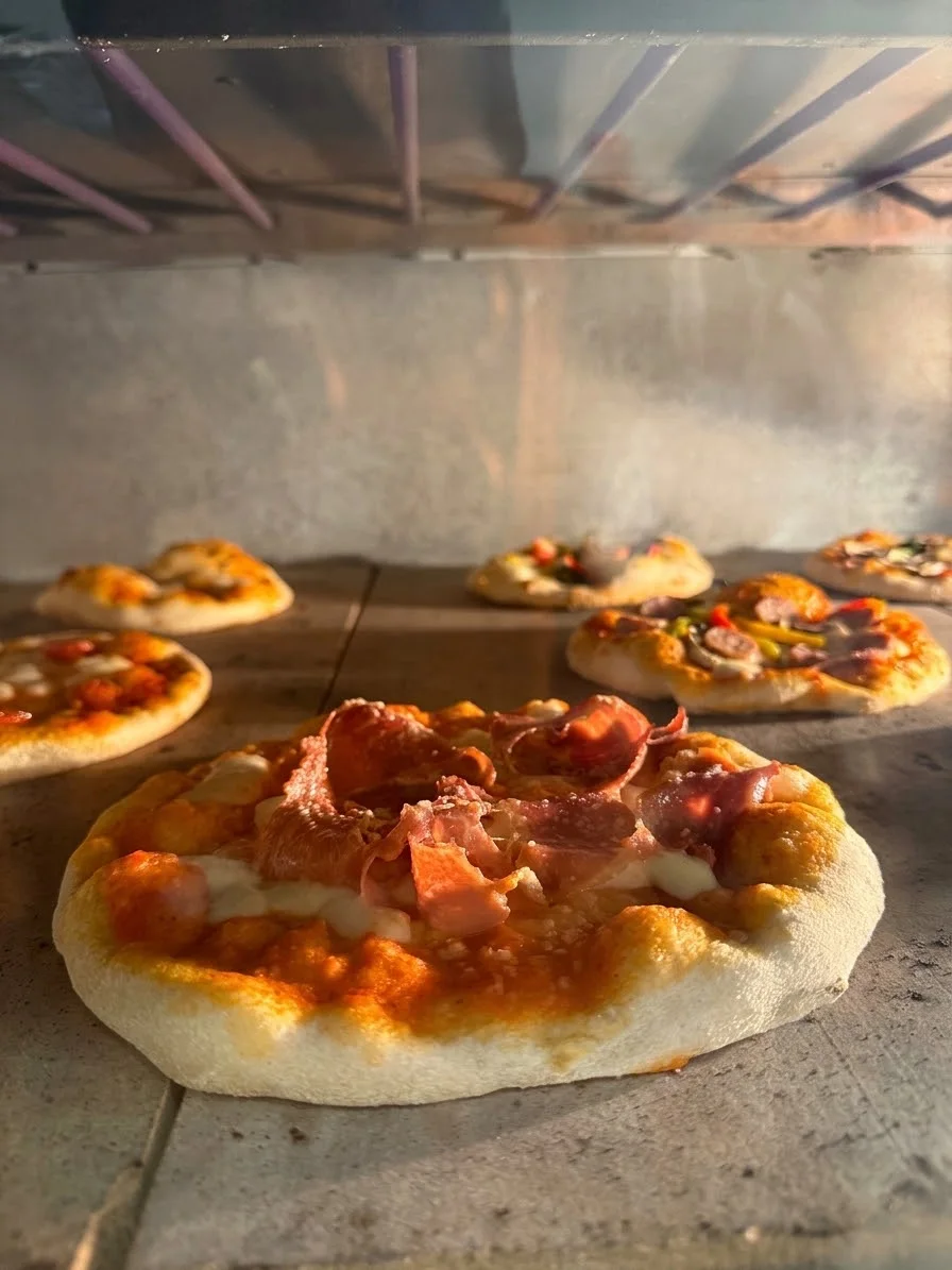 Pikku-pizzat kypsymässä uunissa