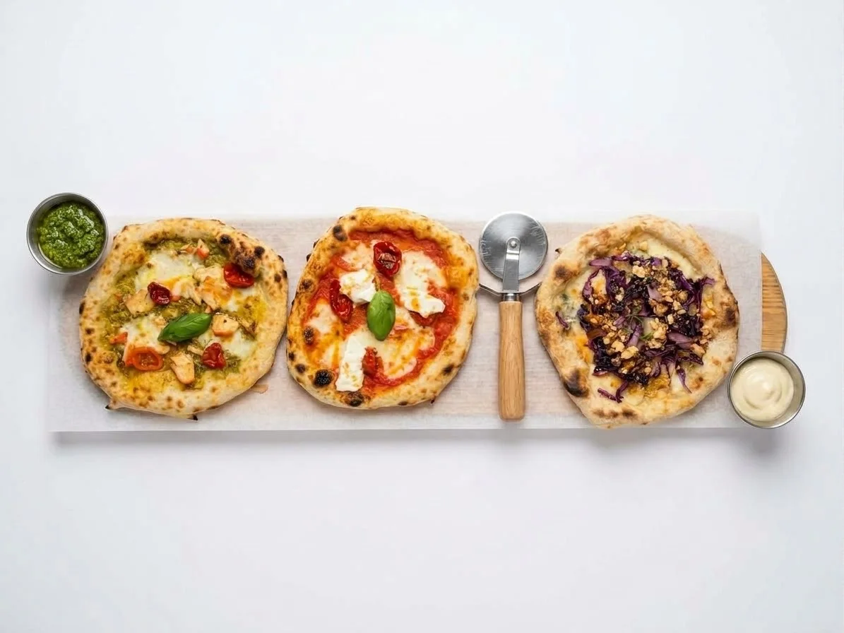 Pikku Trio — kolme mini-pizzaa ja dipit puulaudalla